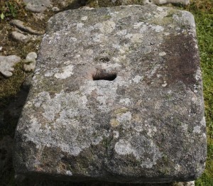 Lewis hole for lifting stone