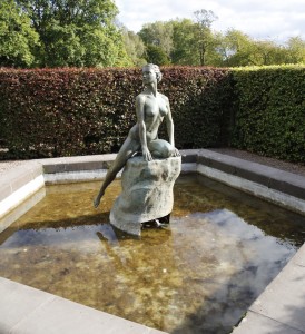 Linda at the center of the maze